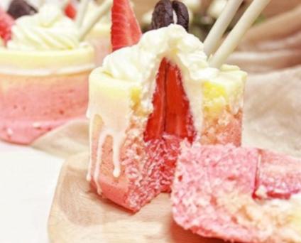 小白兔粉红色草莓蛋糕,粉红色草莓蛋糕