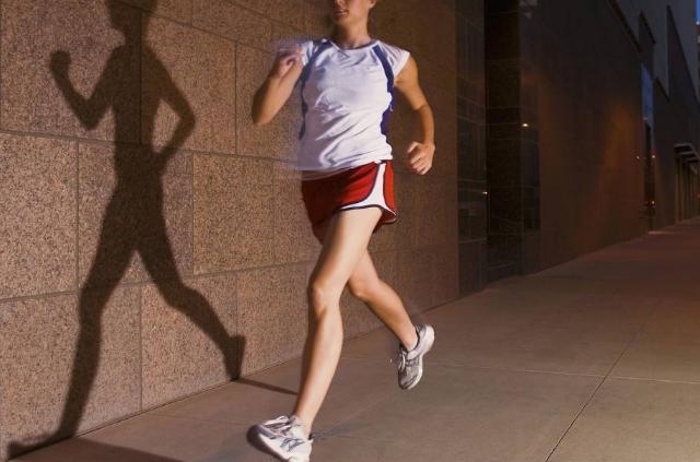 跑步肚子右下方疼如何避免,一跑步小肚子两边痛是怎么回事