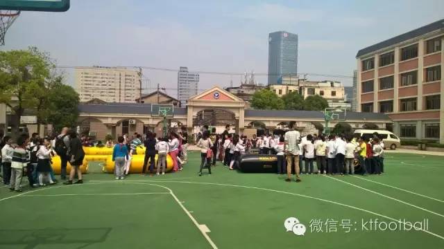 足球比赛小学生入场,少年足球开赛