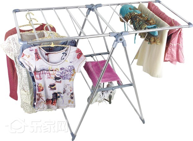 晾衣架晒衣服简直方便多了,晾衣架晾衣服时候怎么隐藏