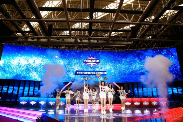 LOL高校联赛美女拉拉队专访：观众太热情啦！