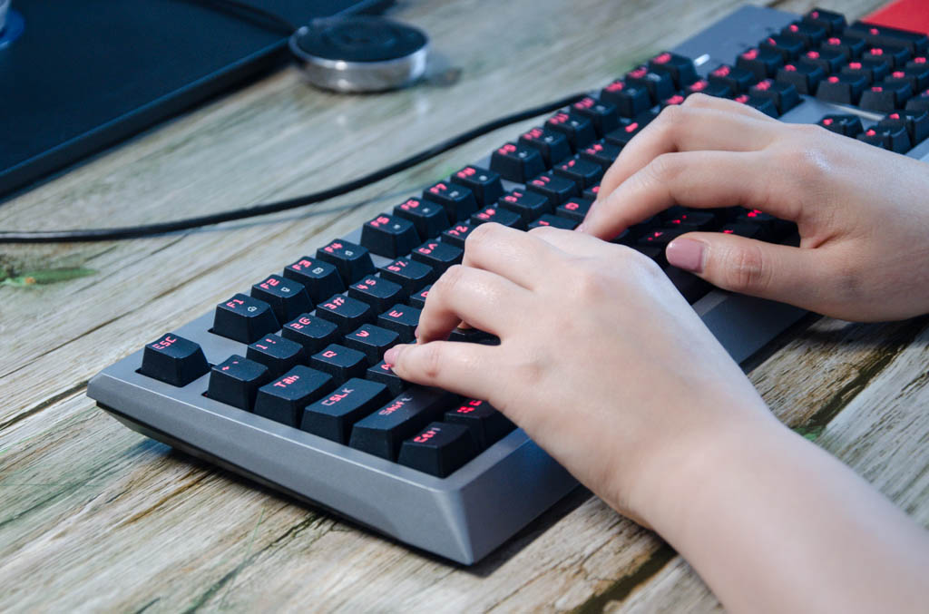入门黑轴红轴机械键盘,机械键盘可能正在毁掉你的手腕