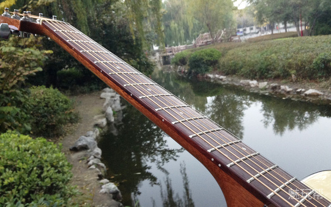 最新的智能吉他,智能手机你见过吗