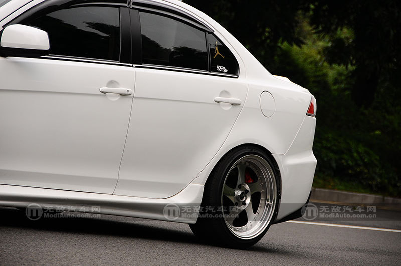 穿梭于繁华都市演绎着专属的姿态翼神