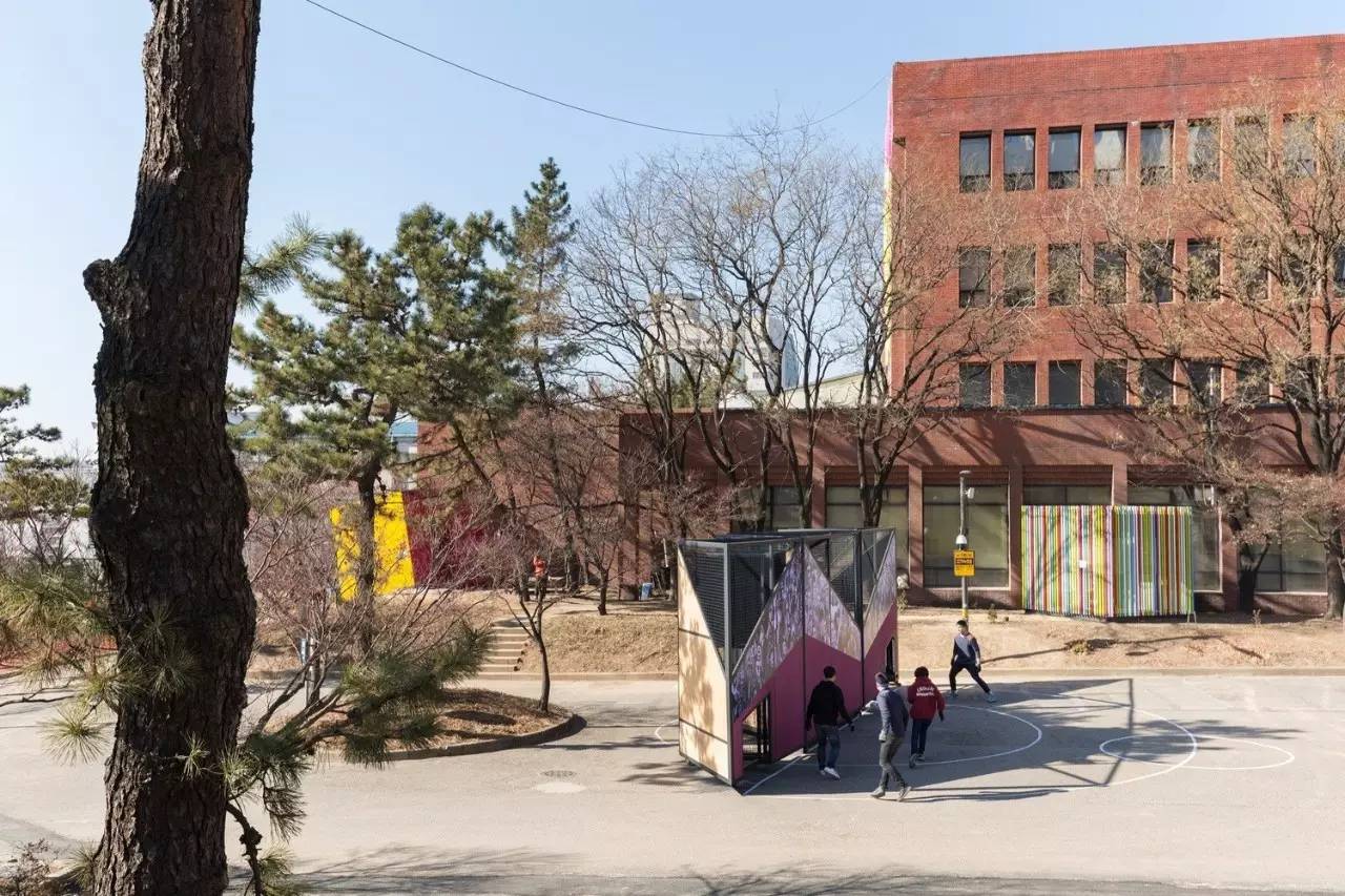 中国篮球场和网球场哪个实用,网球场标准尺寸和篮球场对比