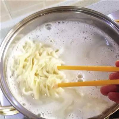 炖肉时漂的浮沫是啥,炖肉的时候上面漂的白沫是什么