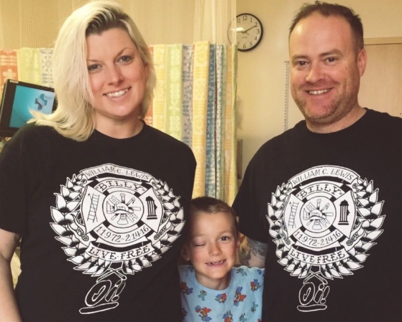 留头发捐给癌症患者的小男孩,小孩留长发捐赠给癌症患者