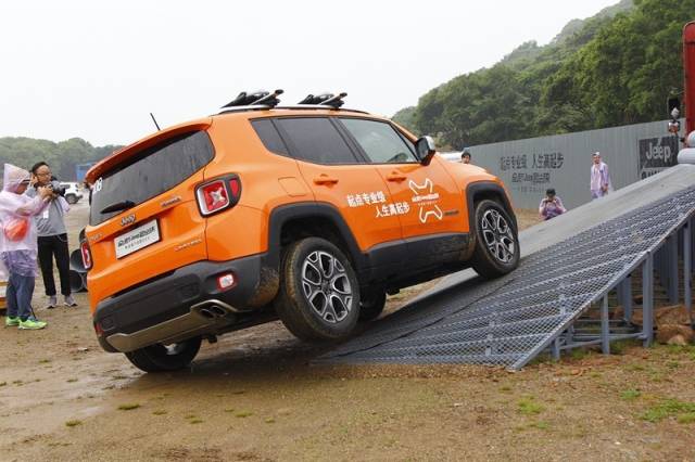 jeep新款自由侠发布,新款jeep自由侠新官图