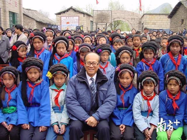 李嘉诚怎么从草根逆袭成首富的,李嘉诚退休前的秘诀