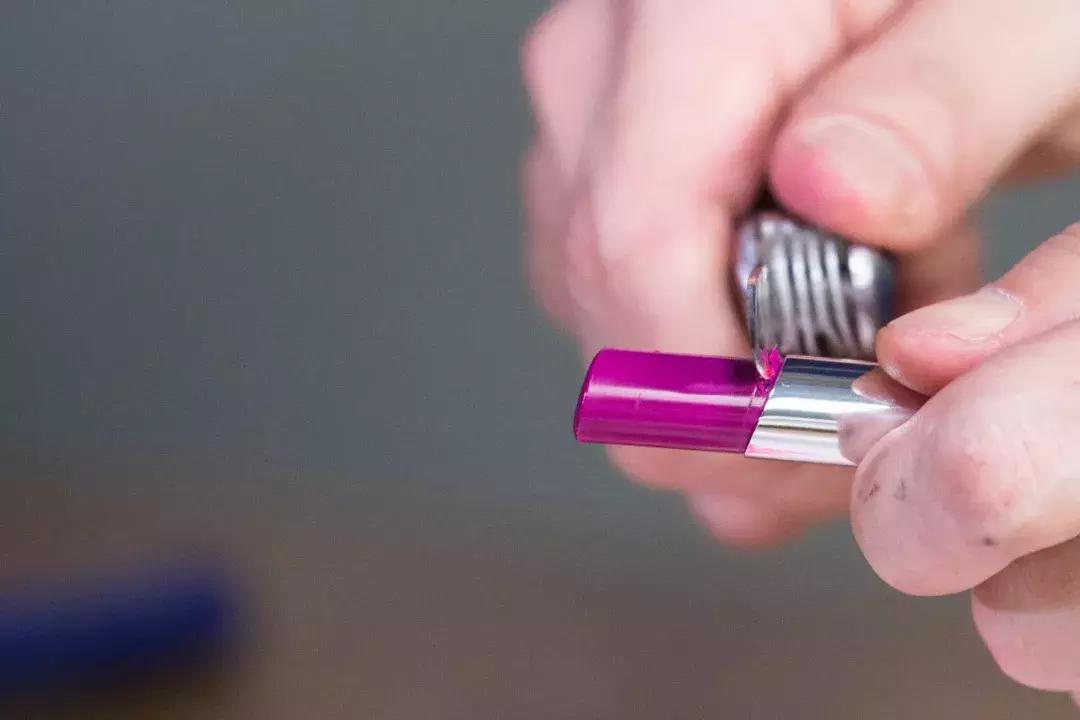 为什么女人这么爱口红？*力暴**拆了12支大牌口红，结果惊人地发现……