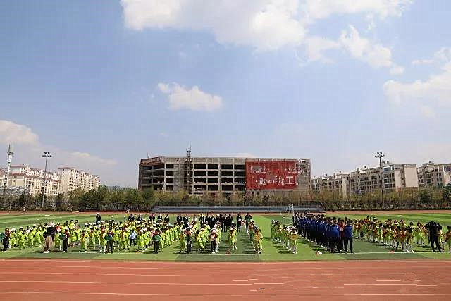 快看呀，昆一中度假区金岸附小“首届校园足球文化节”开幕啦！