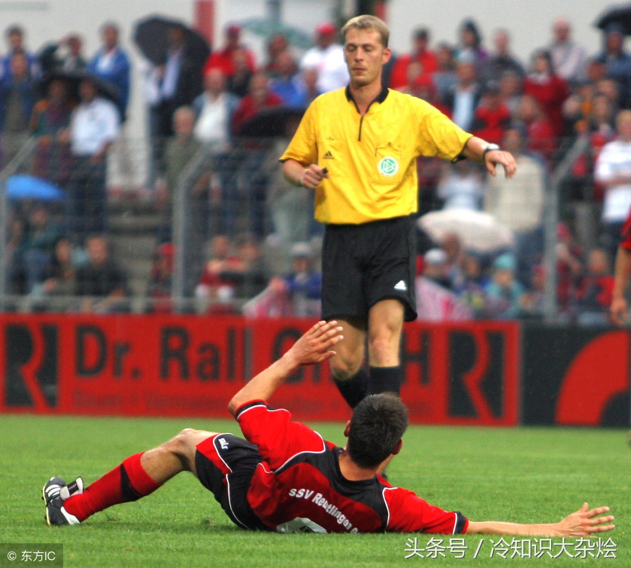 足球除了红牌黄牌还有什么牌,足球基本规则黄牌
