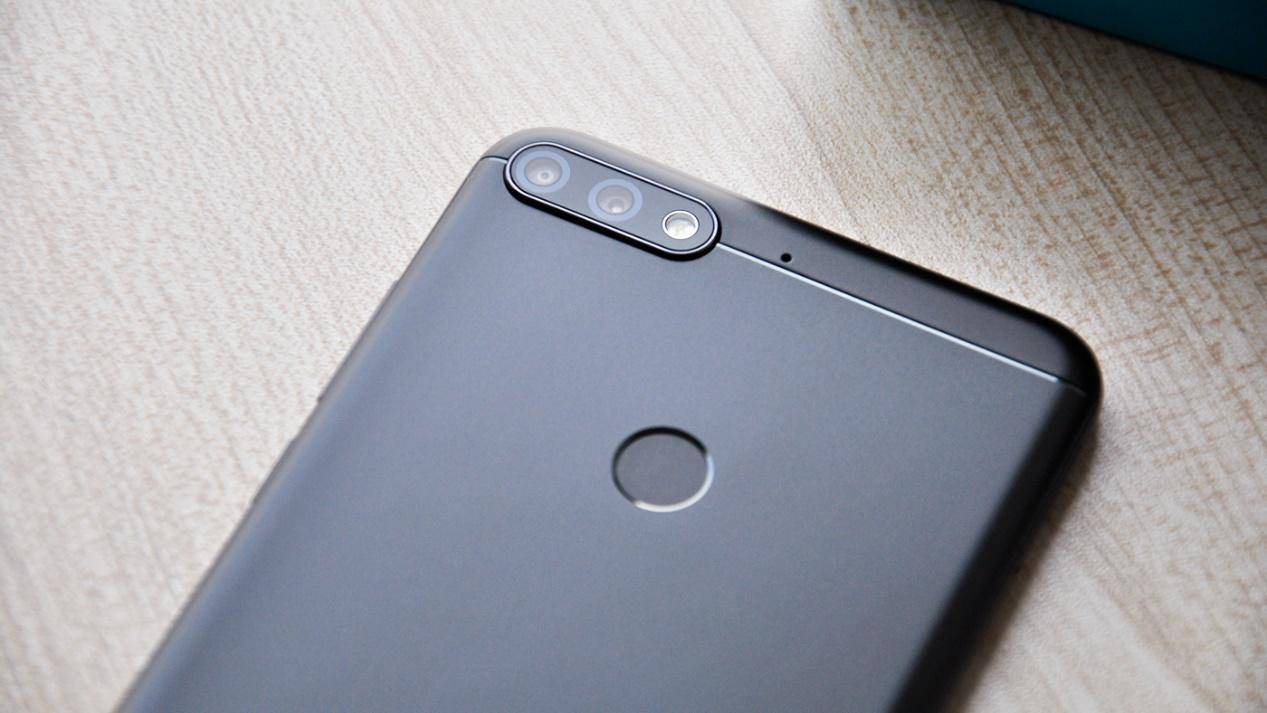 首款人脸识别+后置双摄899元起！荣耀畅玩7C良心评测