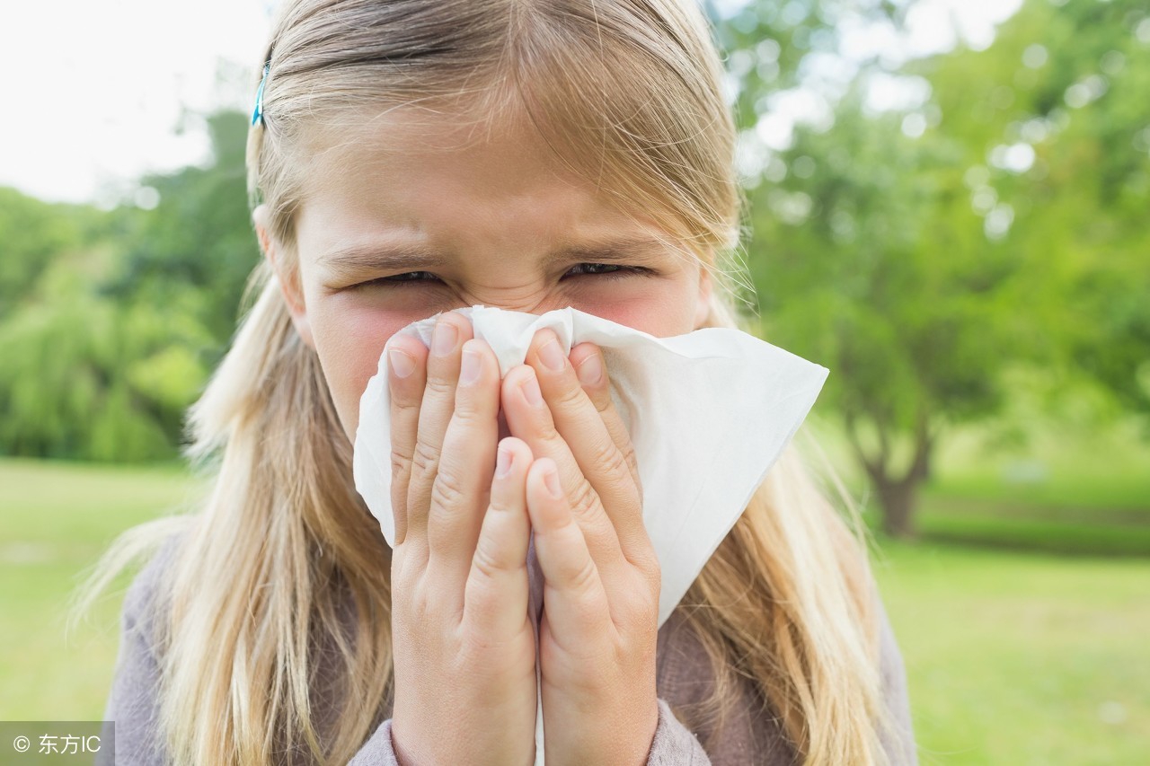 孩子老是打喷嚏流鼻涕怎么回事,小孩老是打喷嚏流鼻涕是怎么回事