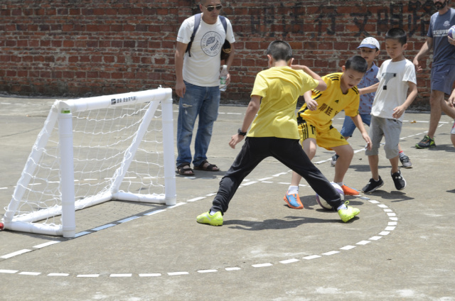 竟然有那么帅气的歪果仁教练来教踢球！这个六一真过瘾！