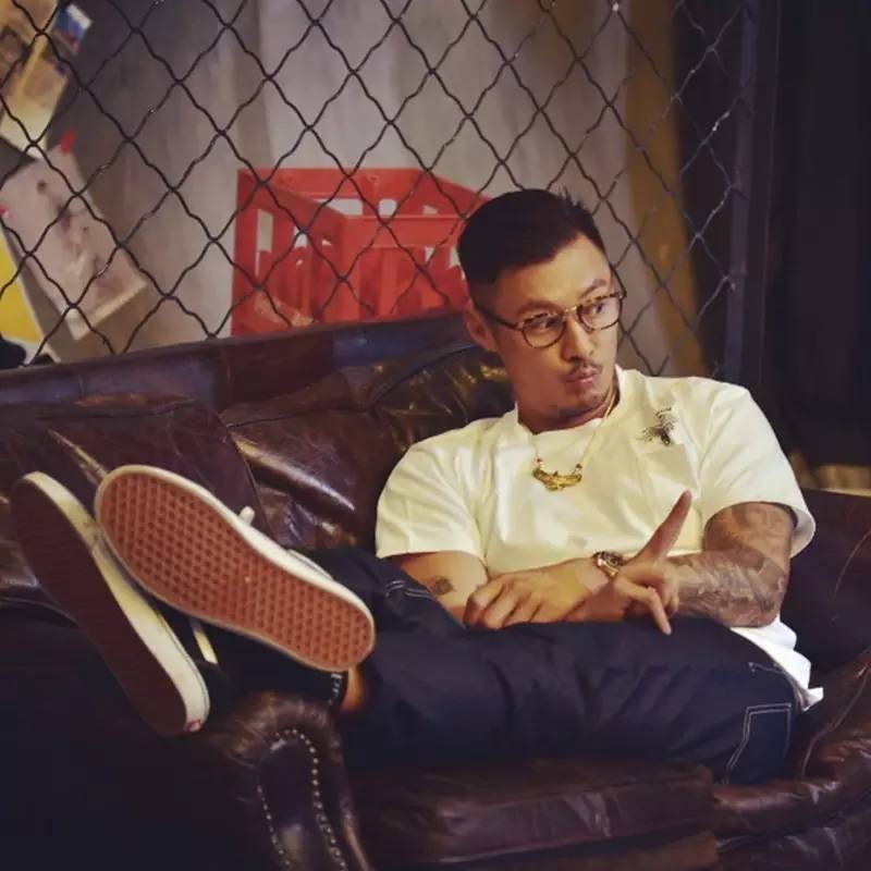 白色NMD、AJ简直防不胜防！看看Icon们夏天爱穿的小白鞋