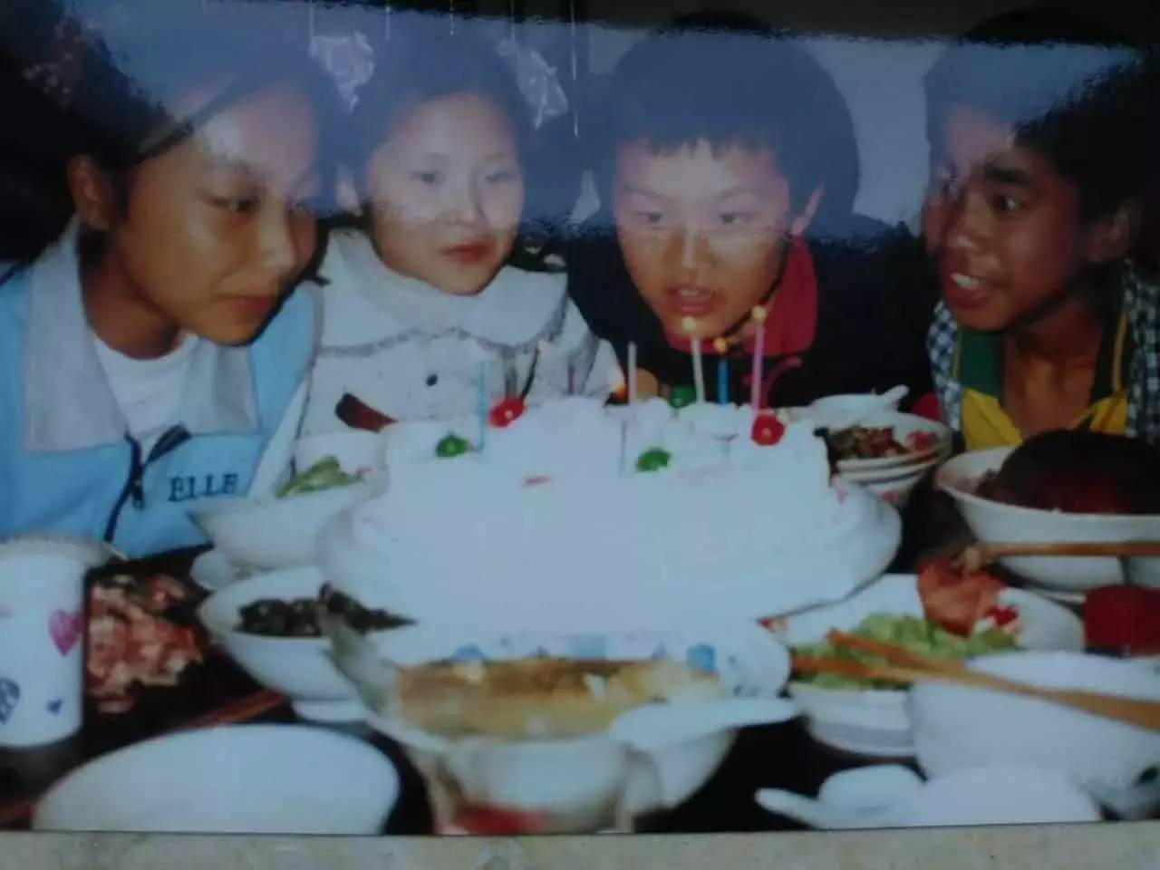 据说小时候都会有一张照片，让你紧张得尿了