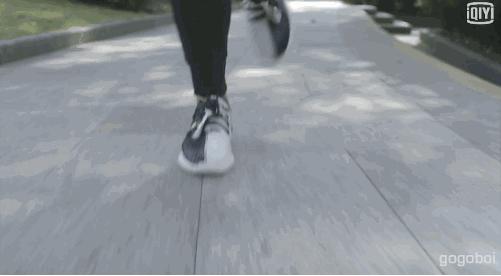 欢乐颂的安迪晨跑带的手表,欢乐颂安迪晨跑完给包总做早餐