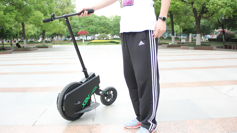 站着开车也很酷即酷立行电动车全体验