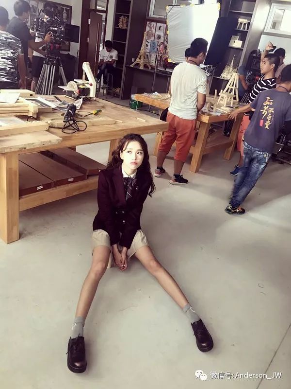 从扭腰到米兰｜一双漫画腿，她时髦纵横两大洲
