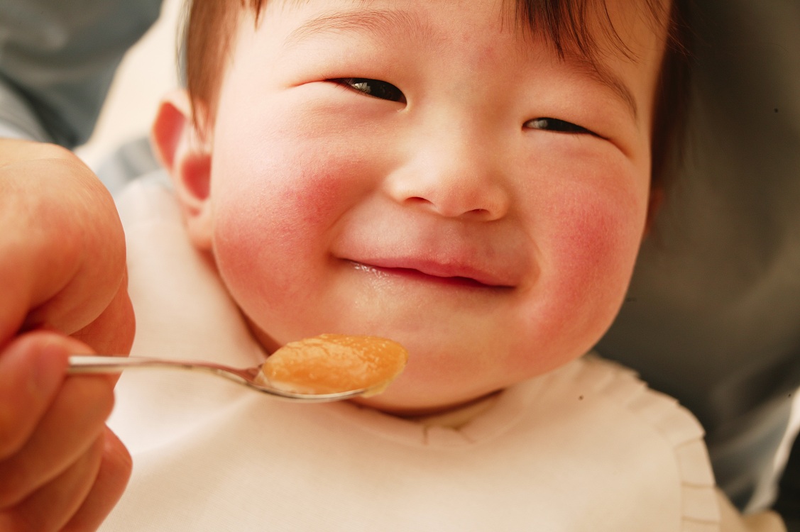 宝宝不是“难民”*制抵**“熊亲戚”乱喂食