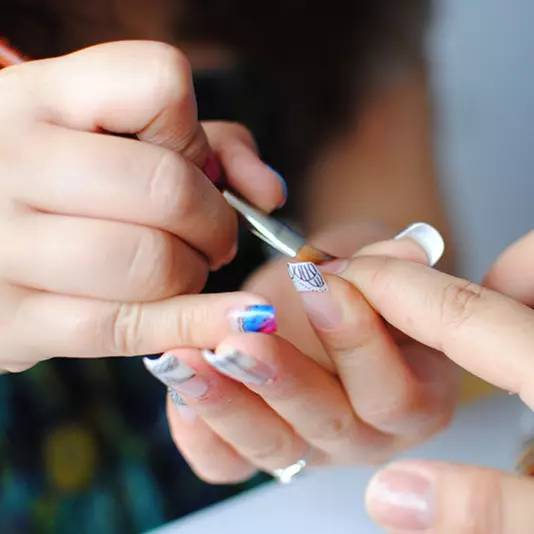 美甲时边缘的甲油胶怎么去掉,美甲甲油胶容易脱落是怎么回事