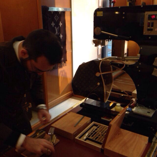 一眼辨别奢侈品假货,网上的奢侈品是正品吗敢买吗