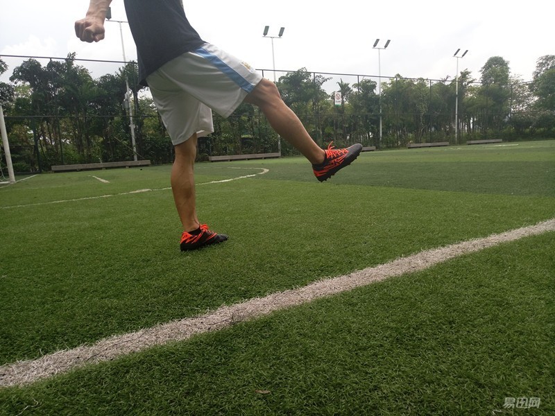 迪卡侬足球鞋kipstaagility,迪卡侬的足球鞋性价比