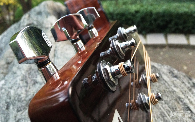 最新的智能吉他,智能手机你见过吗