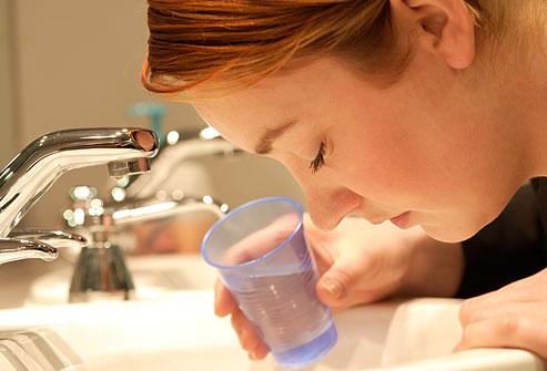 睡不好觉胸闷气短怎么回事,胸闷是不是抑郁症的表现