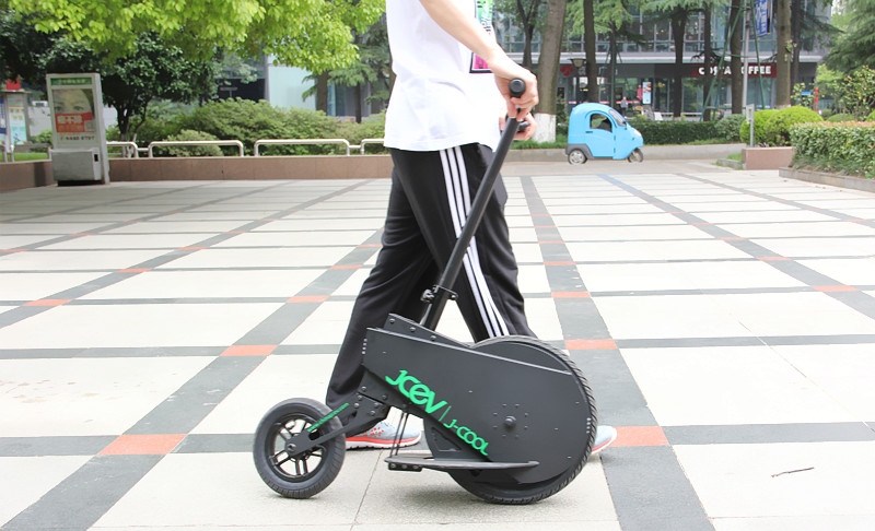 站着开车也很酷即酷立行电动车全体验