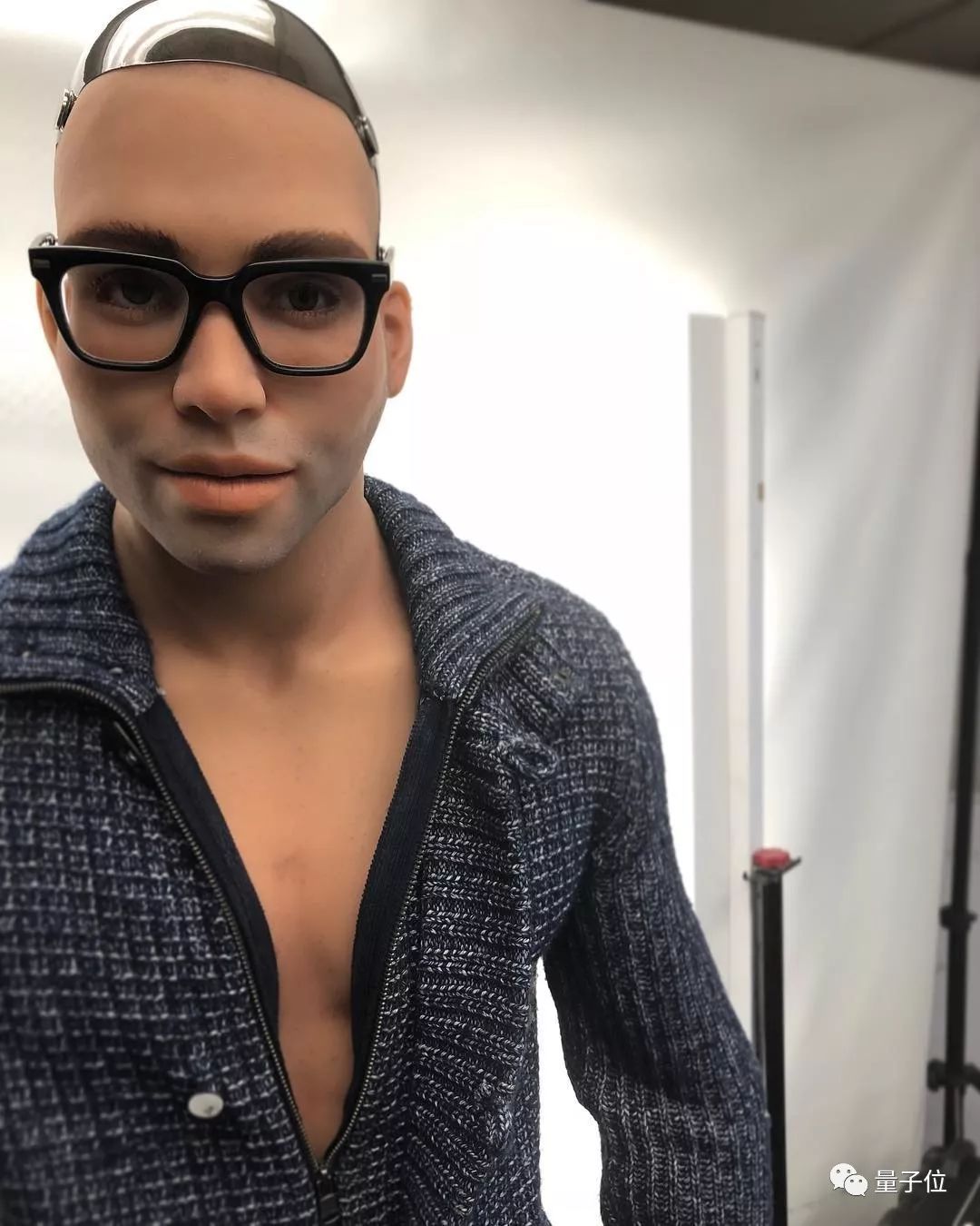 全球首个具有自己情感的机器人,世界第一ai人形机器人