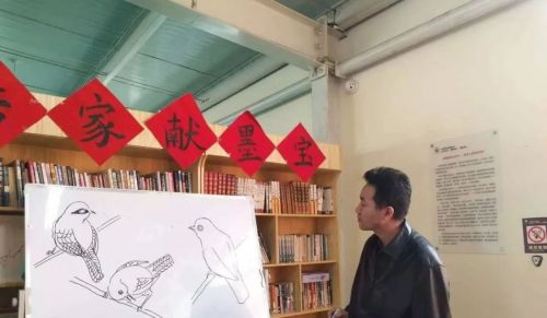 “双眼皮的小鸟?好的,这样画”长春市中医院东部支部书记张国和陈立春三赴康复中心陪“老小孩”开心
