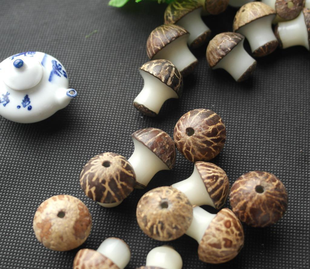 星月菩提子雕刻作品,菩提子手把件雕刻图片大全