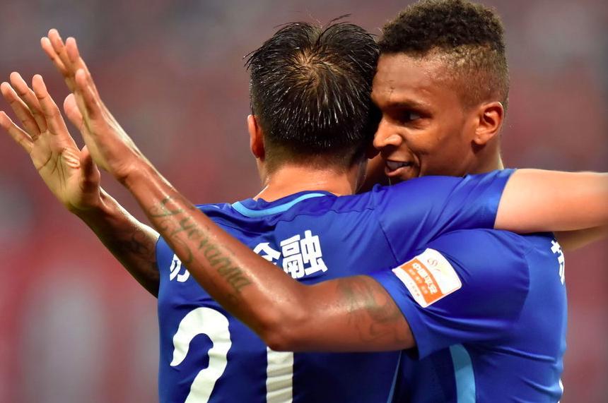 吴曦庆祝胜利晋级就是硬道理,吴曦为国足拼的头破血流