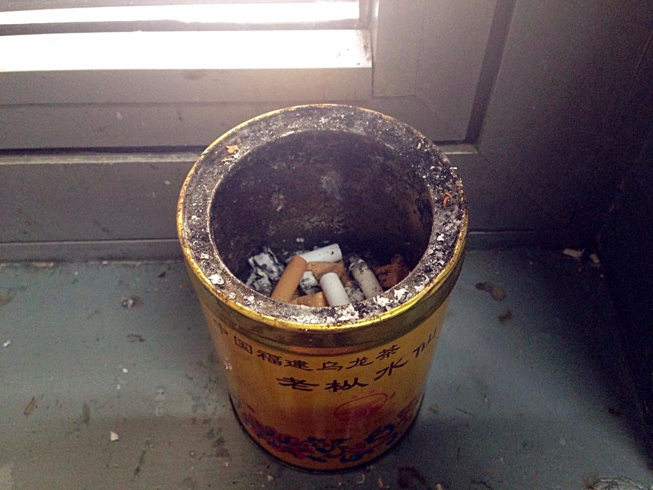 你难道还在用有色眼镜看女烟民？