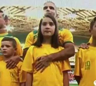 澳球星公然将手放女儿胸前上下游走，并遭镜头直播！网友：太猥琐