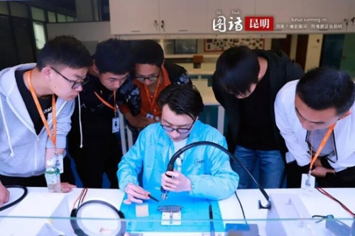 平凡岗位上的最美劳动者90后手机医生和快送员