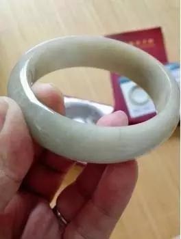 100多元的翡翠手镯是真的吗,20万拿下的翡翠手镯
