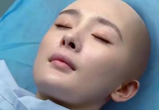 杨幂翻译官杀青花絮,翻译官杨幂光头