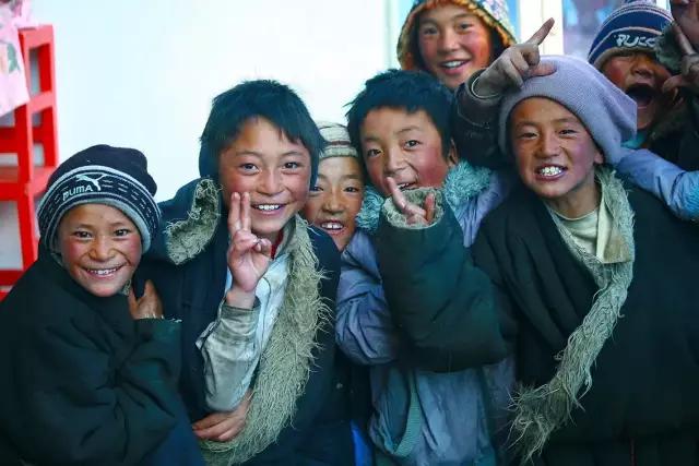 他有无数的旅行故事，还在拉萨开了家书店，收藏了上万部文艺电影