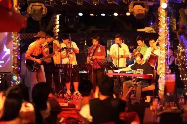 看球喝酒的酒馆,看球喝酒中大奖