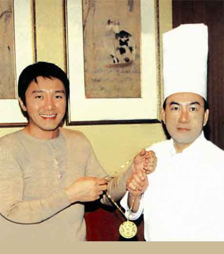 周星驰生日吃面,周星驰星爷高燃登场慢动作