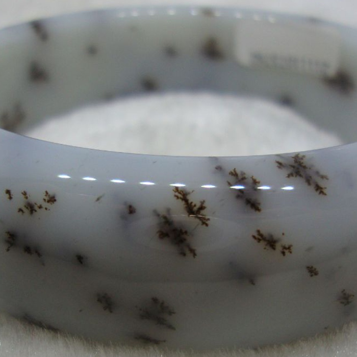 和田玉手镯常见的以假乱真把戏。