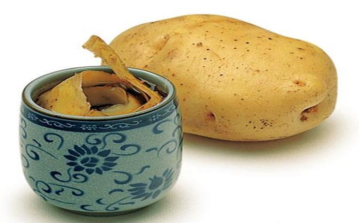 用土豆皮怎么染黑发,土豆能让白发变黑发吗