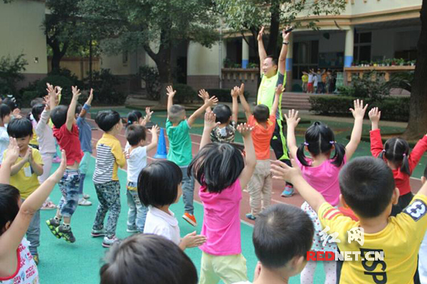 小萌娃成为“体育明星”这所幼儿园吸引宋庆龄基金会前来“探园”