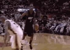 胯下运球回拉虚晃投篮,反胯下拉回晃倒防守球员细节