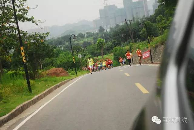 哇塞，龙头山好热闹，人人都在领奖品！