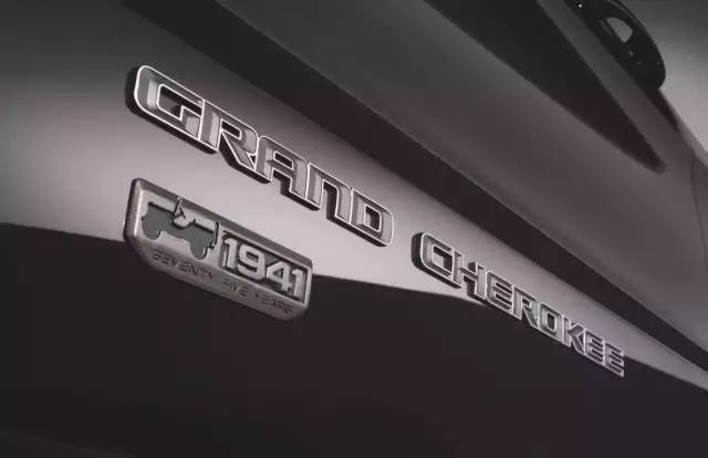 试驾全新大切诺基夜视视角,深度试驾14款大切诺基