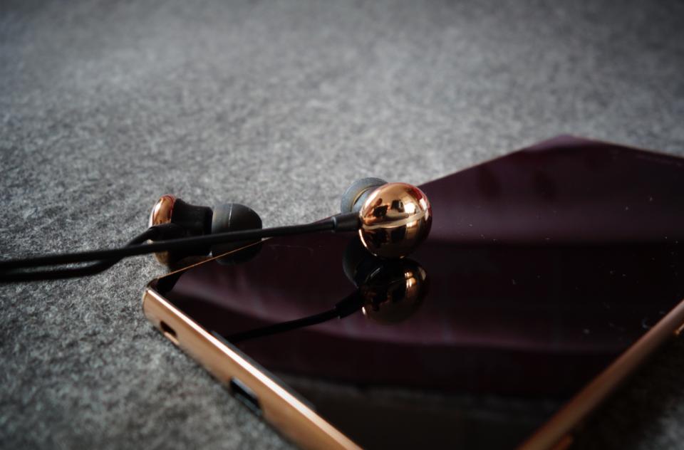 要如何设计一款耳塞,为什么耳塞带有扁头的呢